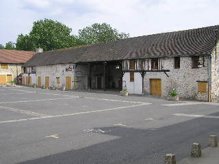 La cour de la ferme d'Ayau,  Roissy-en-Brie