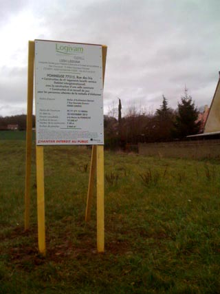 L'affichage du permis de construire sur le terrain