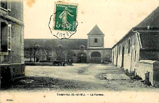 La ferme du chteau, la cour et le pigeonnier