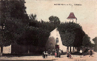 On joue  la ptanque sur la place de l'glise
