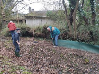 Bnvoles installant la barrire