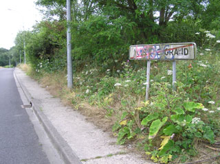 La rue qui dessert le bois des Yvris