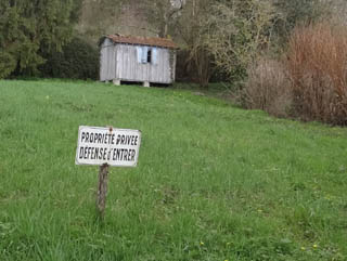 Prarie bien entretenue, cabanon ?