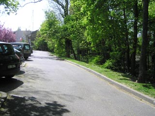 Le parking devant le boisement et la mare