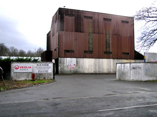 L'entrée actuelle et l'usine d'incinération désaffectée